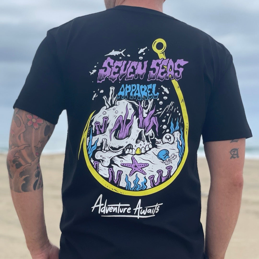HOOKED ON ADVENTURE - MEN'S TEE - BLACK
