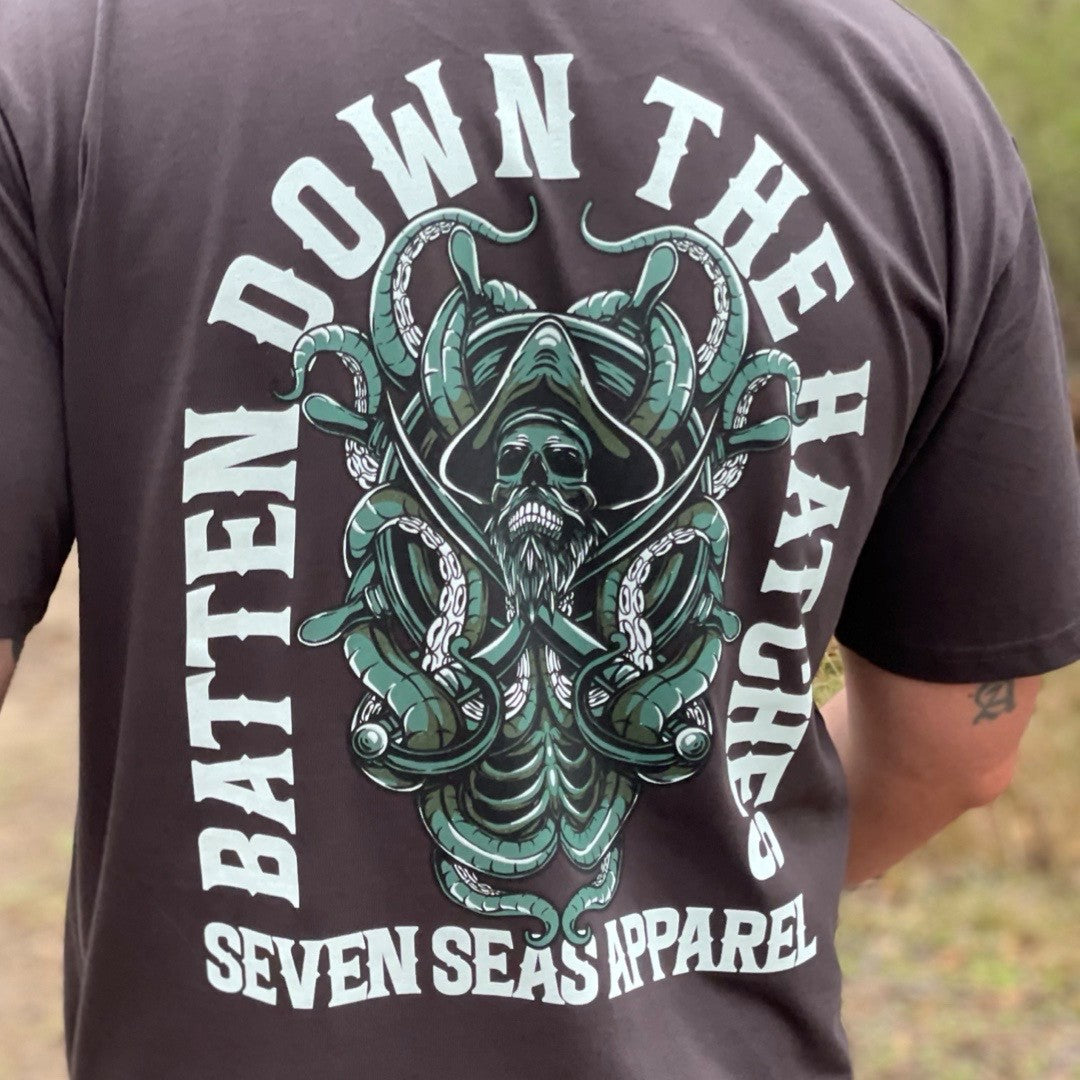 BATTEN DOWN THE HATCHES MEN'S TEE STEEL GREY Seven Seas Apparel